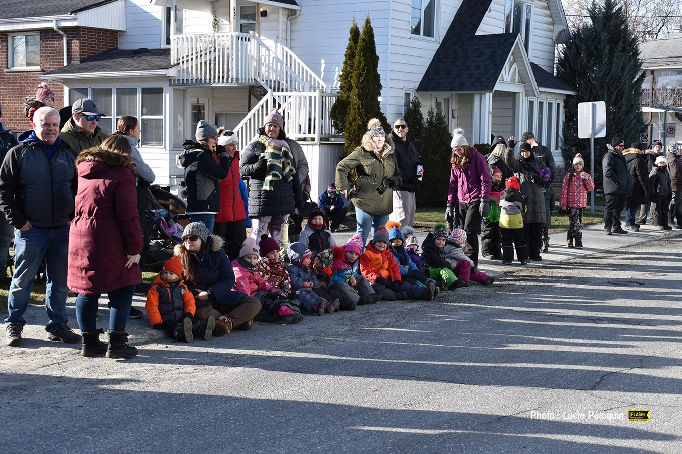 Des milliers de personnes se sont déplacées pour le traditionnel défilé de Noël. 