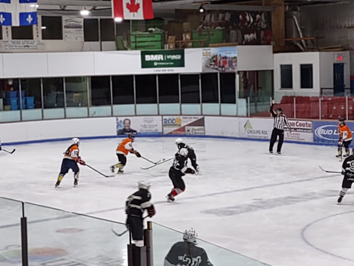 Le tournoi de hockey intermédiaire demeure un incontournable à Val-des-Sources