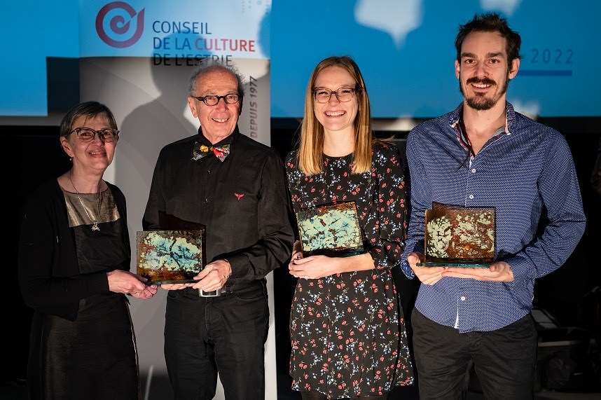 De gauche à droite, Chantal Boulanger et Jean-Pierre Harel de Boulv’Art Saint-Camille, récipiendaire du prix Développement Culturel, en compagnie de la lauréate du prix Relève, Valérie Lambert-Fréchette et de Simon Durocher-Gosselin, récipiendaire du prix CALQ-Artiste de l’année.