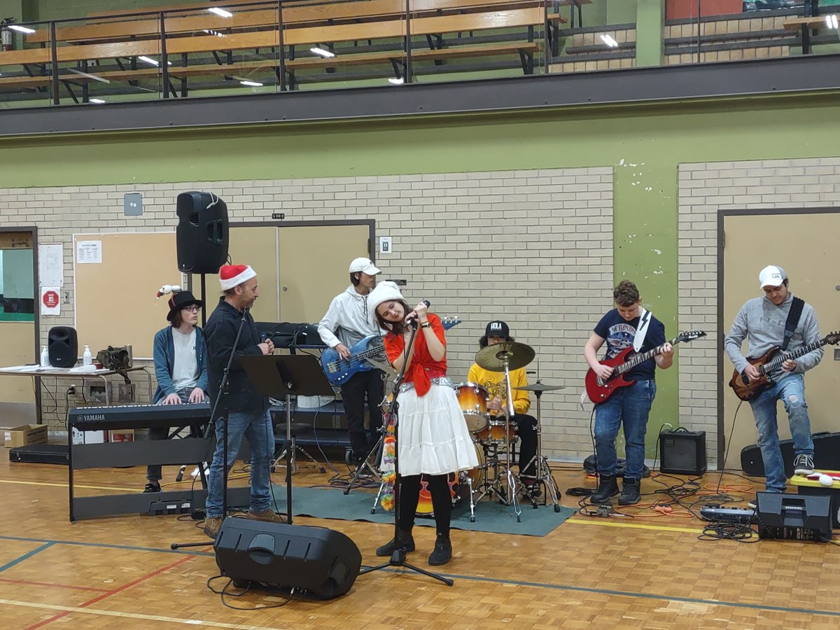 Les jeunes de l’école l’Escale au cœur du marché de Noël de Val-des-Sources