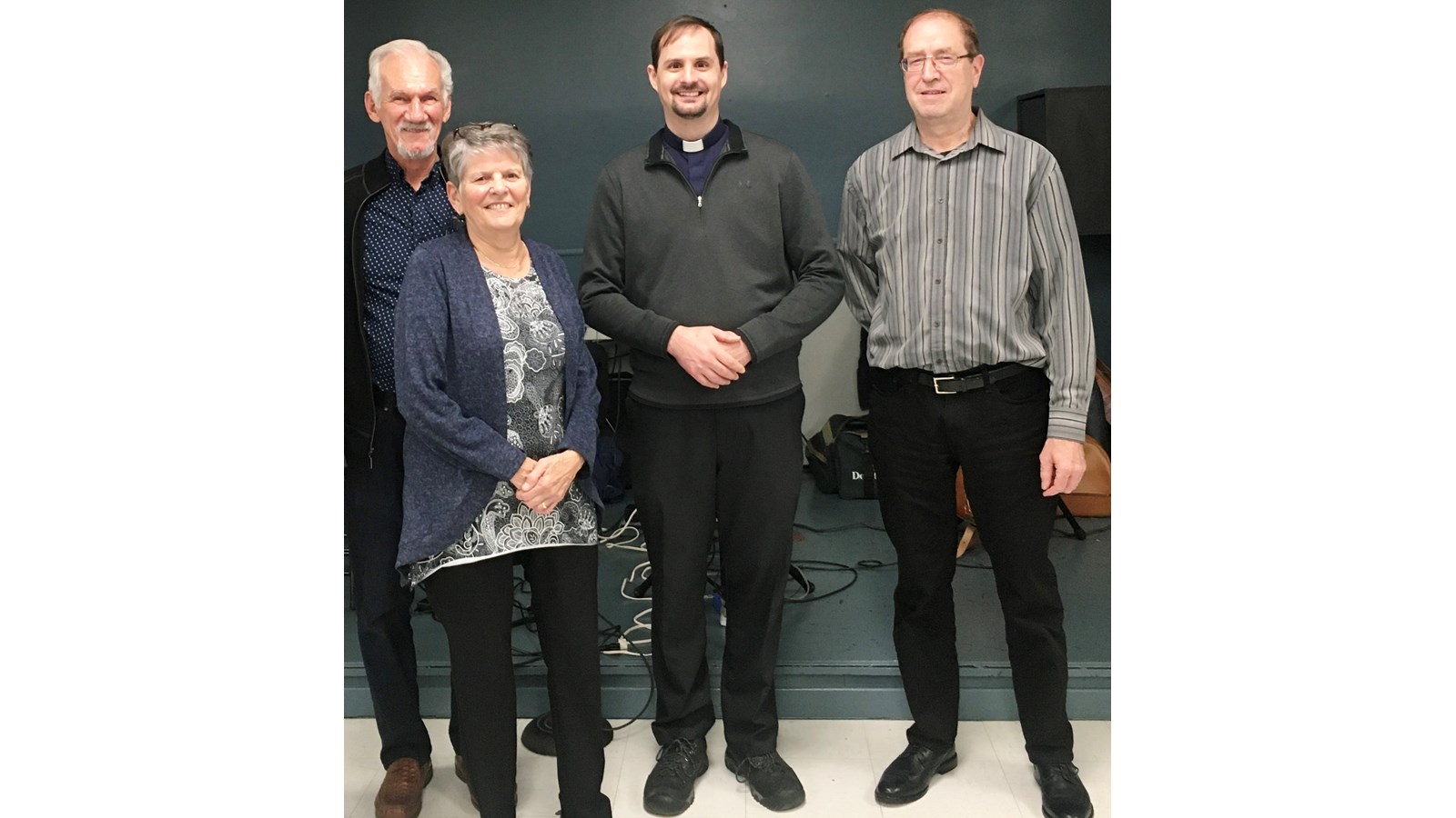 Sur la photo, on reconnaît Gaston Frappier, bénévole de l’année 2022, Diane Boissé, son épouse, Louis-Philippe Provost (prêtre) et Daniel Veillette, président de la Fabrique de Saint-François-Xavier