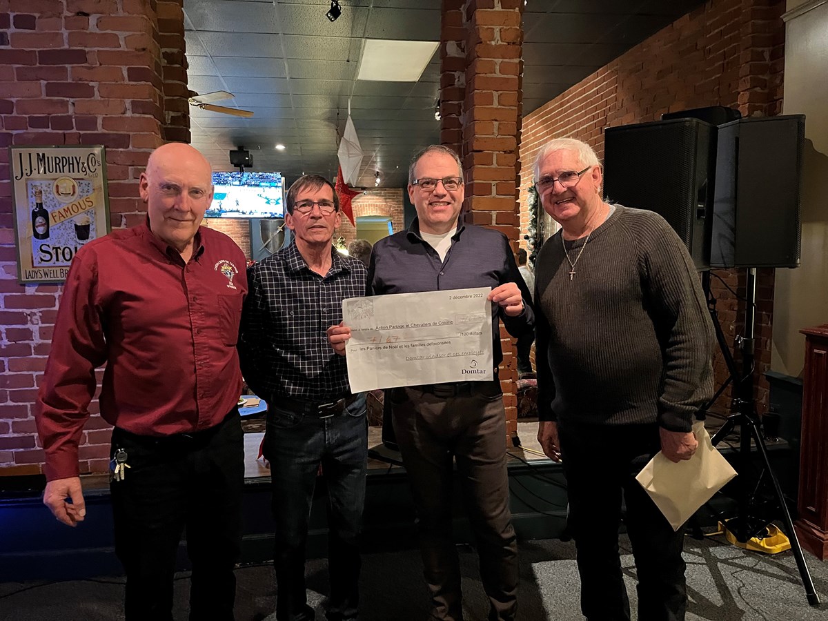 Domtar et ses employés ont remis 7167 $ à Action Partage et aux Chevaliers de Colomb lors de leur party de Noël. Sur la photo (de gauche à droite) : Marc Morin (Chevaliers de Colomb), Gérald St-Laurent (Chevaliers de Colomb), Sylvain Bricault (directeur général de l’usine), André Cloutier (Action Partage).
