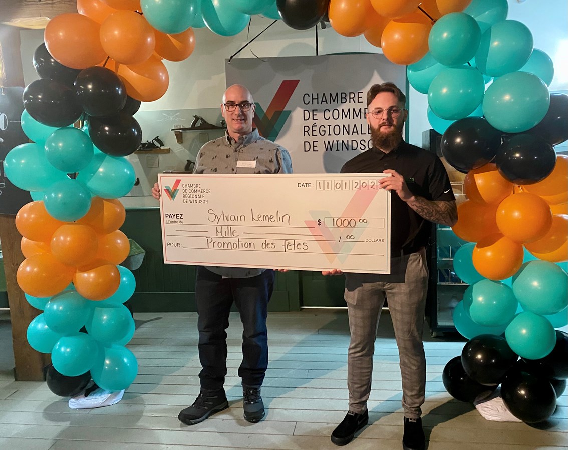 Le prix de 1000 $ en bons d’achat a été gagné par Sylvain Lemelin. Sur la photo, il est accompagné par Frédéric Dubois, de Herwood, un commanditaire majeur.