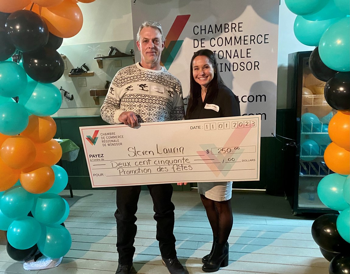 Le prix de 250 $ en bons d’achat a été gagné par Steven Laurin. On le voit avec Stéphanie Bélanger, de Desjardins, commanditaire majeur.