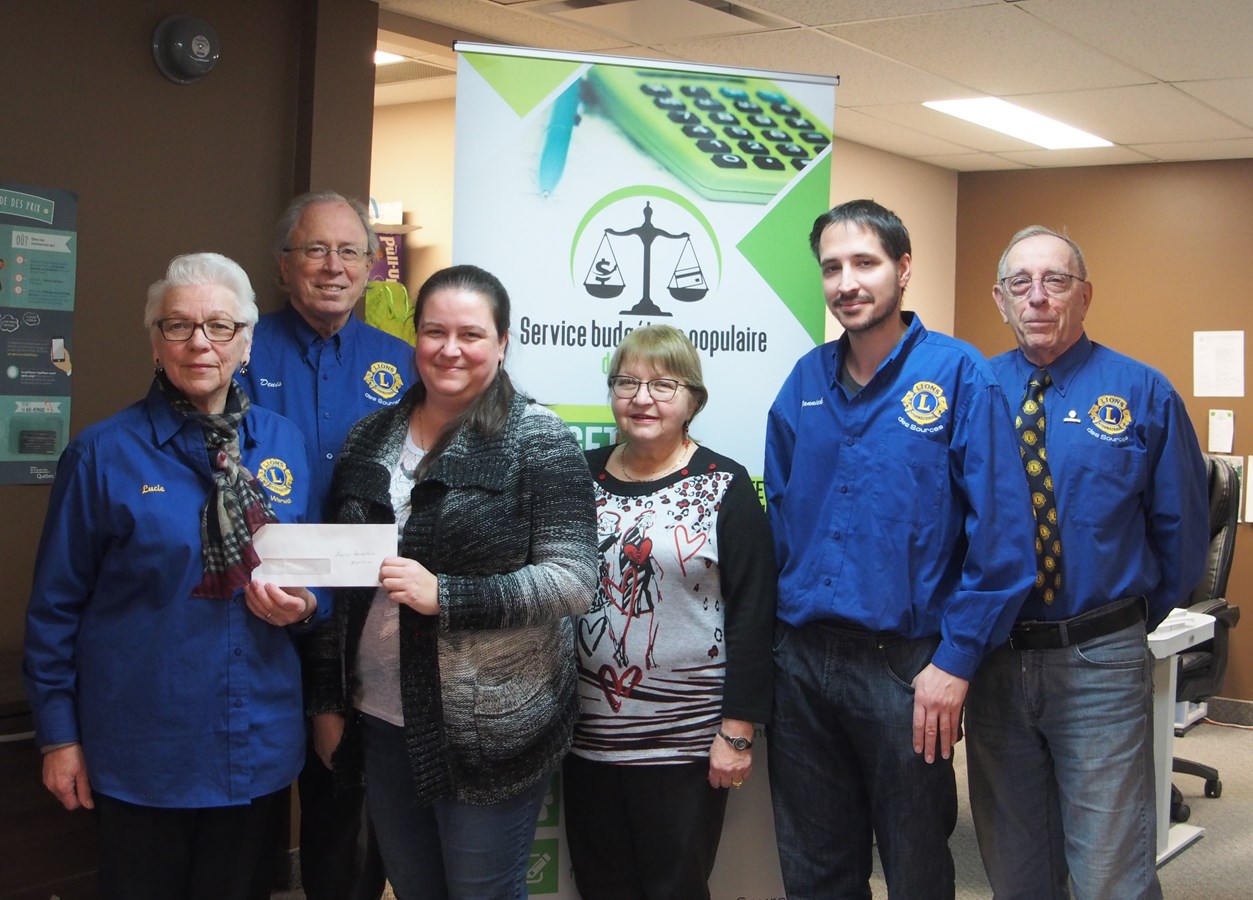 De gauche à droite : Lion Lucie Gagné trésorière, Lion Denis Brouillard, VéroniquePoirier, coordonnatrice du Service budgétaire populaire, Lion Pauline Dubois-Landry, Lion Yannick Boisvert-Boucher et Lion Marc DesRosiers.