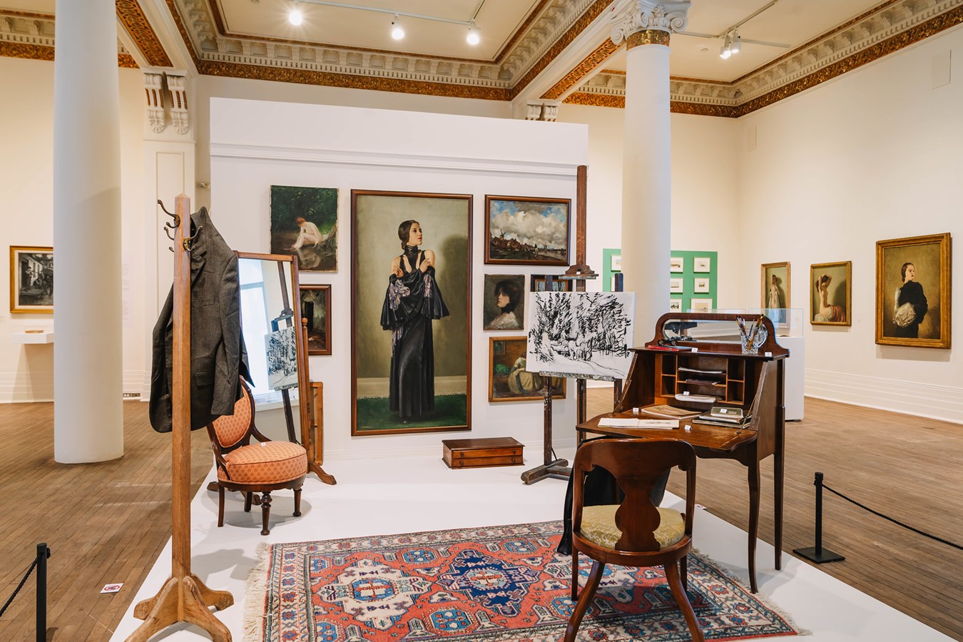 Dans l’exposition, il n’y a presque pas d’œuvres qui sont terminées. Il y a plusieurs croquis. Le Musée a refait son espace d’atelier dans la salle d’exposition.