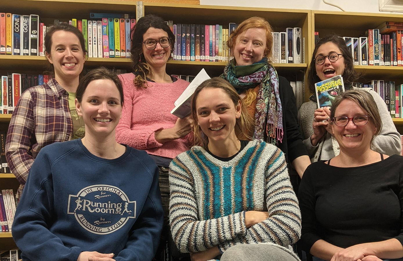 Le nouveau conseil d’administration de la bibliothèque Daniel-Ménard : dans l’ordre habituel, rangée d’en arrière : Judithe Samson, administratrice, Marjolaine Delisle, trésorière et responsable des relations avec Réseau Biblio de l’Estrie, Michèle Laberge, secrétaire, Jade Maria Moisan, administratrice, et sur la rangée de devant : Sarah McDuff, vice-présidente, Myriam Beaulieu, présidente et Mélissa Ducharme, responsable des communications.