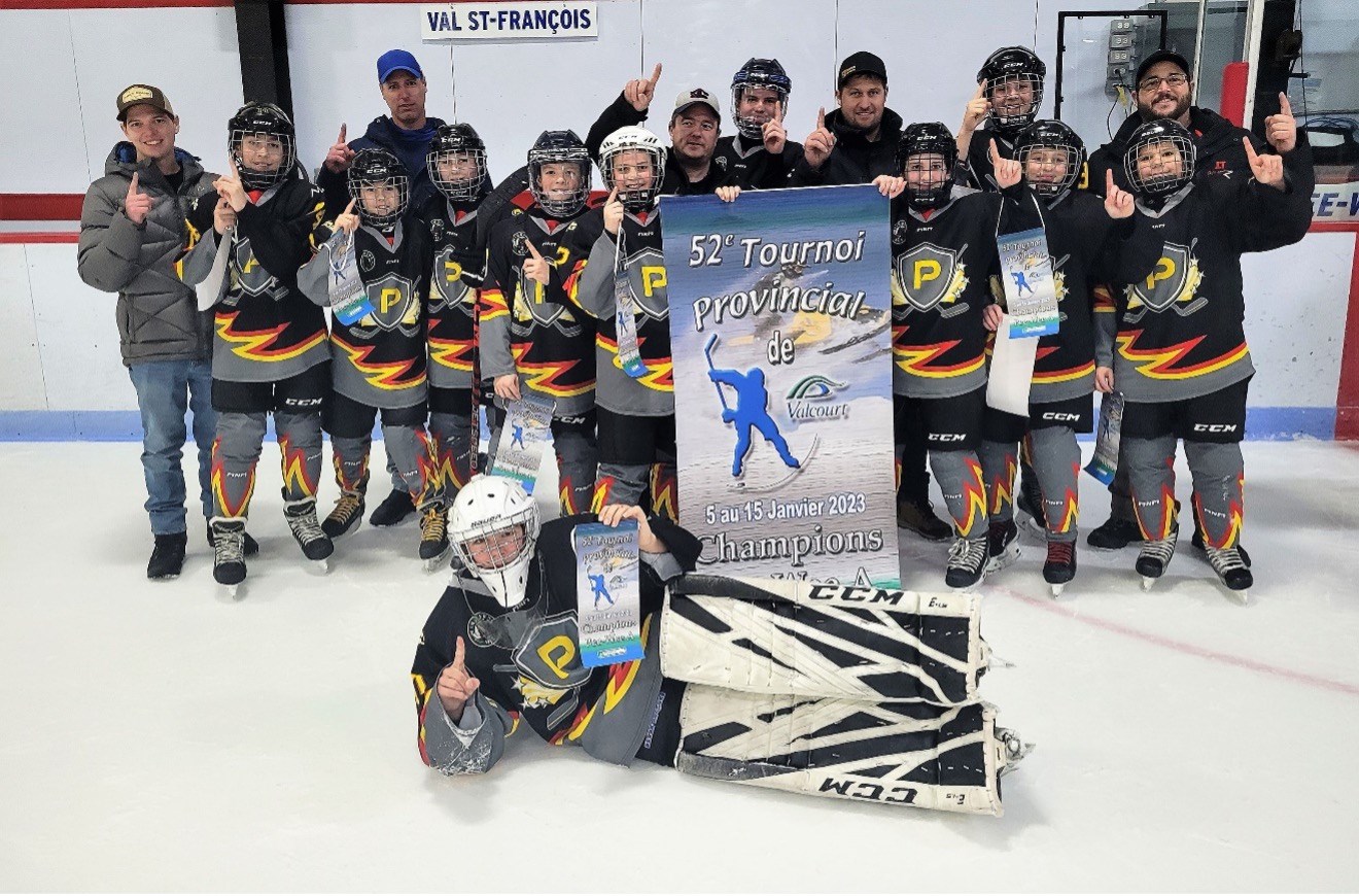 L’équipe championne du tournoi : Promutuel M13A. Les joueurs dans l’ordre : Noah Gauthier, Théo Dubreuil, Alexis Normandin, Emrick Gendreau, Wiliam Péloquin, Jordan Camiré, Xavier Desrochers-Robidas, Éloi Pilotto, Malek Boucher, Matys St-Pierre et Félix Hamel. 
Les entraineurs dans l’ordre : Alexandre Desrochers, Yannick Gendreau, Sébastien Péloquin, Éric St-Pierre et Jonathan Normandin (absent sur la photo : Jean-François Hamel).

