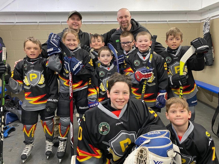 L’équipe novice 3.2. Joueurs : Jordan Eastman, Jeremy O’Donnell, Zack Côté, Raphaël Duquette, Émile Doré, Élodie Maheux, Mathis Larochelle, Ezaï Simard et Charles Lavergne. Entraineurs : Eric Doré et Vincent Larochelle