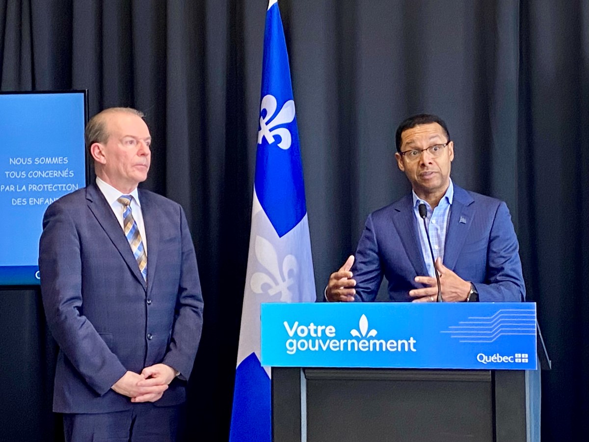 Le député de Richmond à l’Assemblée nationale, André Bachand, et le ministre responsable des Services sociaux, Lionel Carmant, lors du lancement du programme Ma famille, ma communauté.
