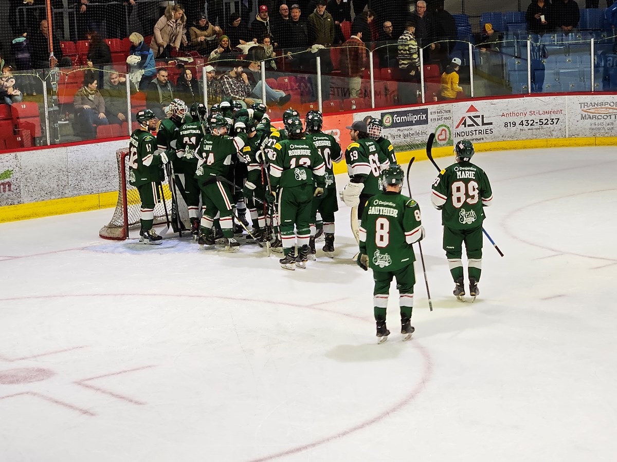 Le Desjardins – Wild de Windsor a marqué deux buts dans la seconde moitié de la troisième période pour signer un gain de 5-3 sur le JB de Daveluyville dans le deuxième match de la finale quatre de sept de la Ligue régionale de hockey.