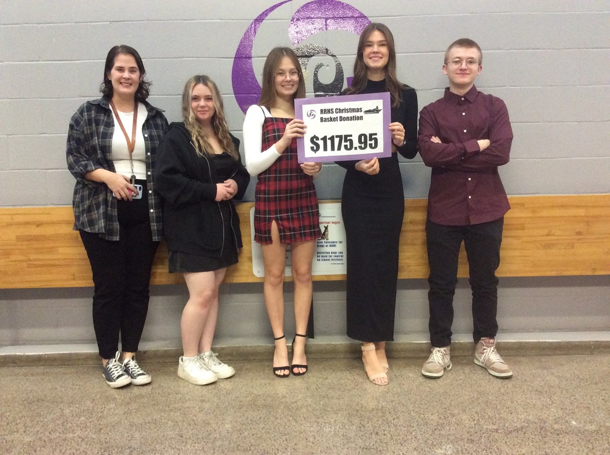 Au Richmond Régional High School, sur la photo, on reconnaît Shevon Murphy (responsable) ainsi que les élèves Angie Burningham, Sara Appelblom, Madeleine Lepine et Jordan Côté.