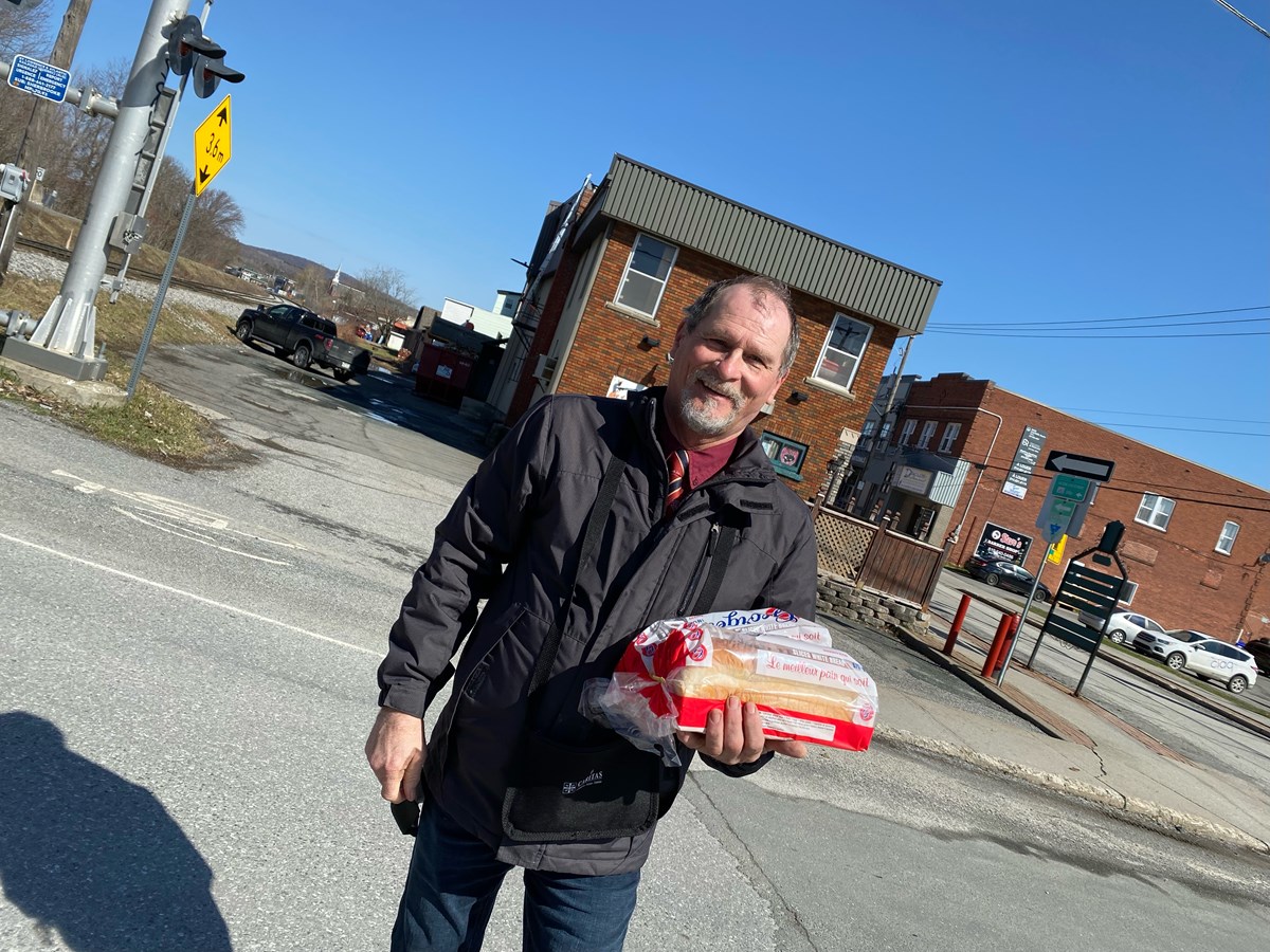 Jean-Guy Mercier, Grand-Chevalier à Richmond et responsable du pain partagé dans cette municipalité.