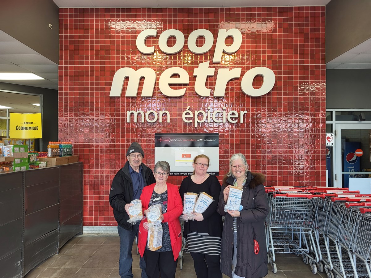 M. Denis Toutant bénévole pose en compagnie des organisatrices Mesdames Francyne Audet, Ève Normand et Marie-Paule Gendron