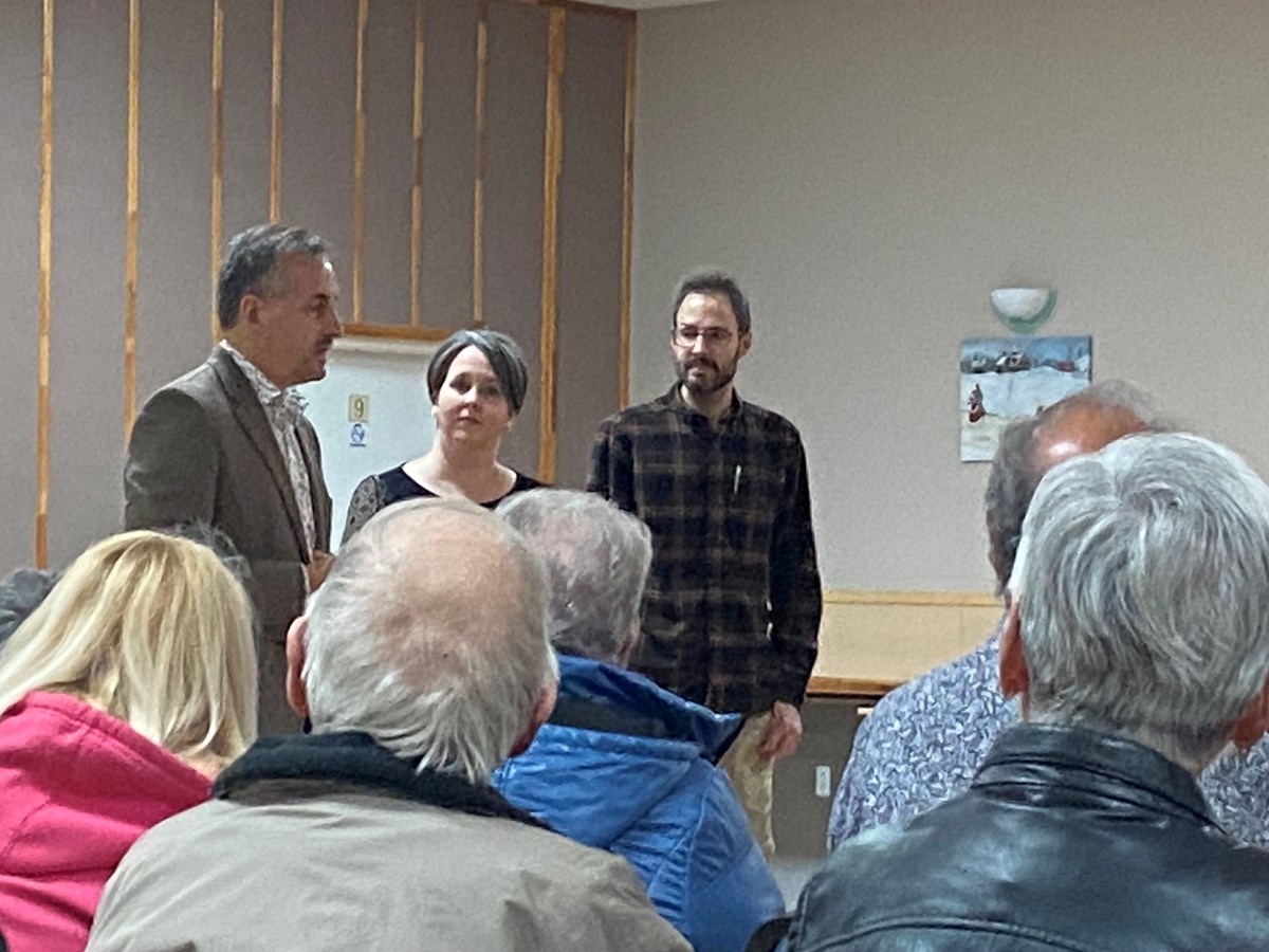 Stéphane Tremblay, PDG du CIUSSS de l’Estrie — CHUS, Karine Duchesneau, directrice générale adjointe au CIUSSS de l’Estrie — CHUS, et Michel Benoit, organisateur communautaire, ont écouté les cinquante personnes présentes lors de la rencontre