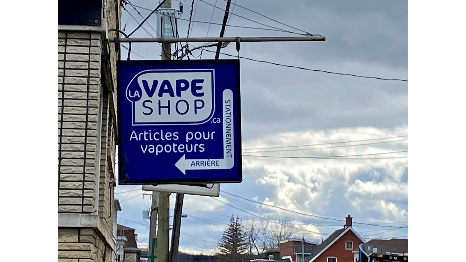 Le gouvernement aurait dû bannir les vapoteuses jetables avant d’interdire les saveurs, selon un employé de la Vape Shop à Windsor.
