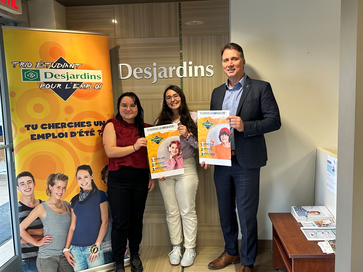 Sur la photo, on reconnaît Allyson Véga Letendre et Julie Gosselin, les deux responsables du Trio Desjardins pour l’emploi du Val-Saint-François, ainsi que Daniel Lamoureux, directeur général de la Caisse Desjardins du Haut-Sait-François.