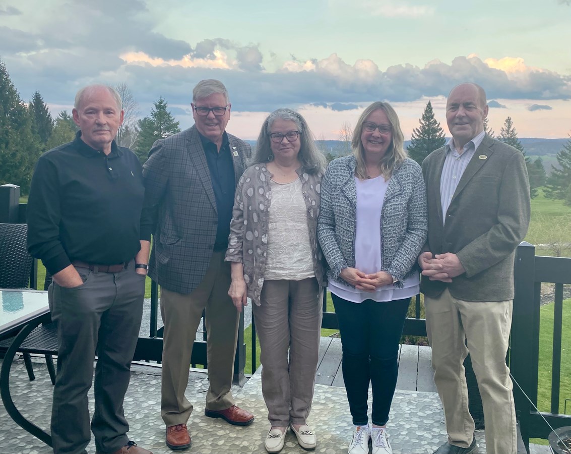 Herman Herbers, maire du Canton de Cleveland, Bertrand Ménard, maire de Richmond, Martha Hervieux, mairesse de Kingsbury, Lynda Tétreault, mairesse d’Ulverton, et James Johnston, maire du Canton de Melbourne, ont pris part au traditionnel souper des maires.