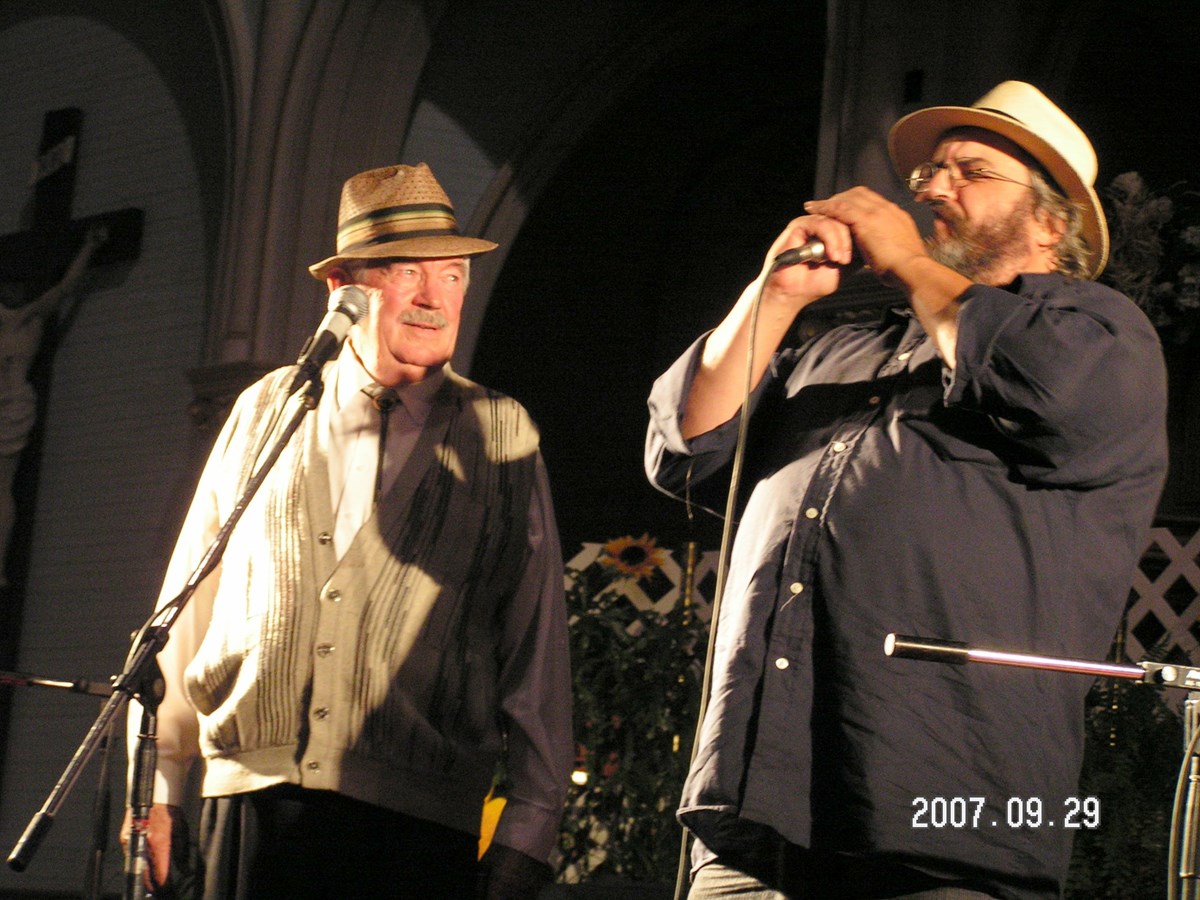 Jean-Paul Guimond en compagnie du chanteur Yves Lambert lors d’une prestation en 2007.