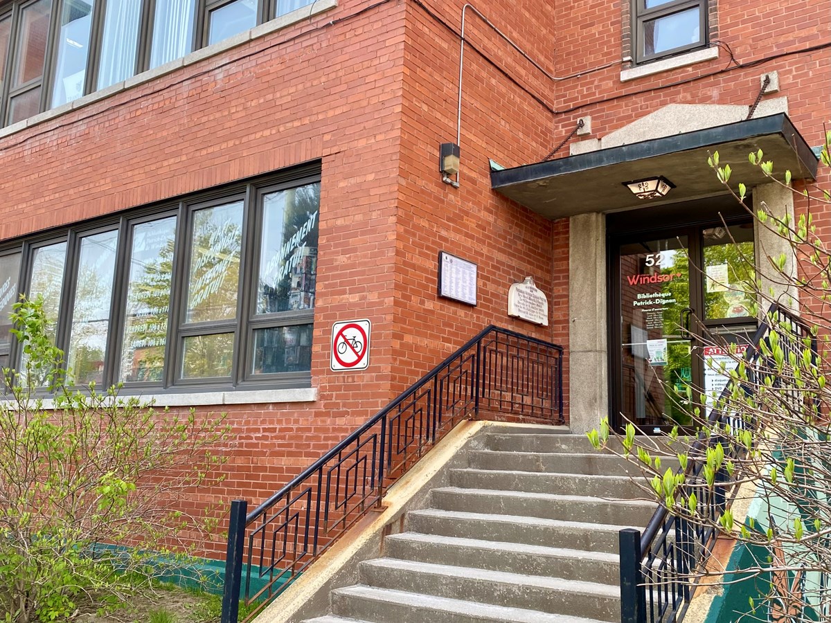 L’actuelle bibliothèque est située dans les locaux du centre communautaire de la rue Saint-Georges à Windsor.