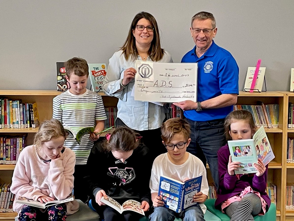 École ADS: en avant : Maria McLaughlin, Maëva Régis, Nathan Pelletier, Ariane Martineau. Rangée arrière : Jacob Gauthier-Lebrun, Mme Jennifer Palik, Directrice de l’école ADS et M. Jean Nadeau.