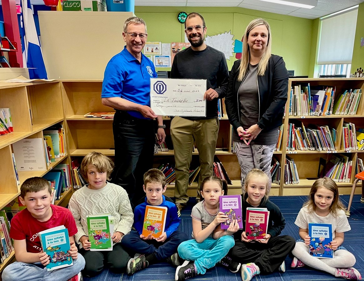 École La Tourelle : à l’avant de G à D: Isaac Savage, Louka Tardif, Thomas Magnan, Alexa-Rose Duquette, Maëlle Boudreau, Romie Lavigne. Rangée arrière: M.Jean Nadeau,, Alexandre Néron (Directeur de l’école La Tourelle) et Marie-Pier Raiche (Enseignante 1re année).