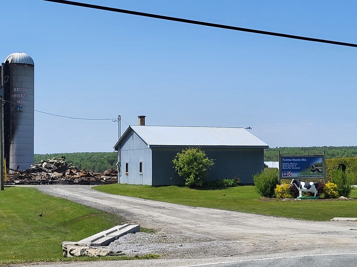 Un bâtiment de ferme complètement détruit par les flammes à Saint-Camille