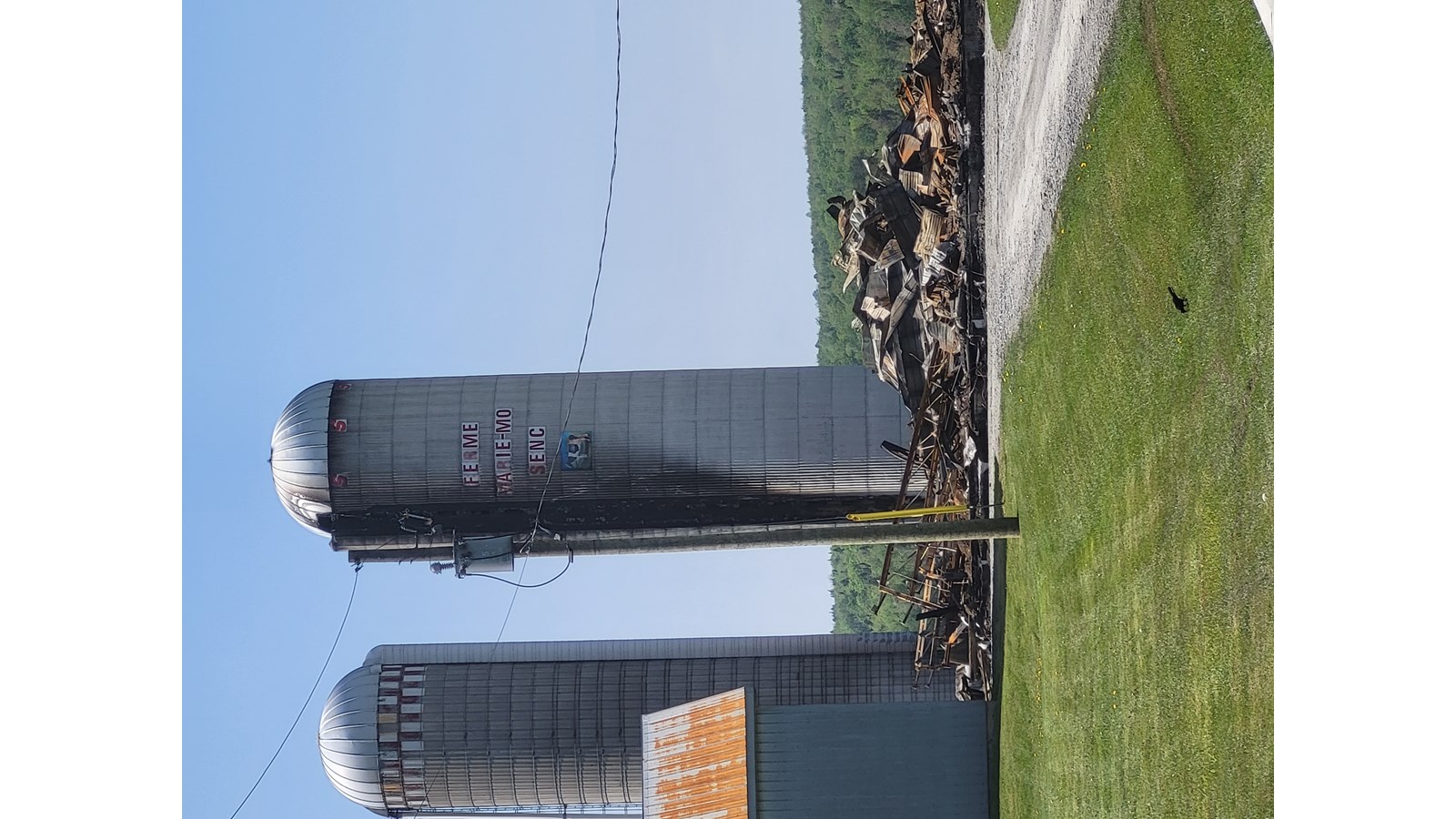 Un bâtiment de ferme complètement détruit par les flammes à Saint-Camille