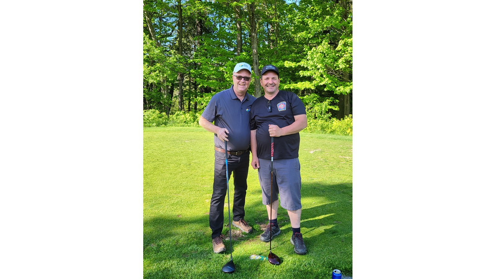 Le maire de Val-des-Sources, Hugues Grimard, posant en compagnie de Sylvain Lampron, lors du traditionnel tournoi de golf du maire, qui avait lieu le vendredi 26 mai dernier.