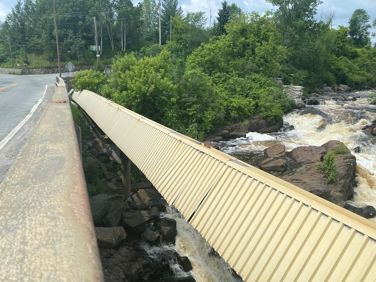 Ces travaux, qui sont nécessaires pour assurer le maintiendes infrastructures de canalisations d’aqueduc et d’égouts,s'échelonneront selon les estimations sur une duréed'environs 8 semaines.