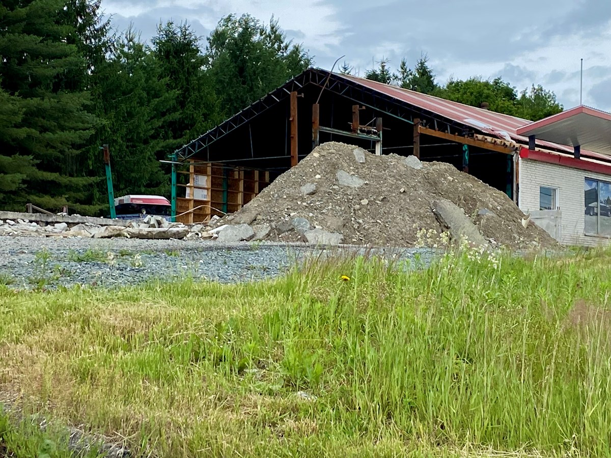 Équipements Champagne, située sur le rang 2 sud à Saint-François-Xavier-de-Brompton, tarde à reconstruire ses installations.