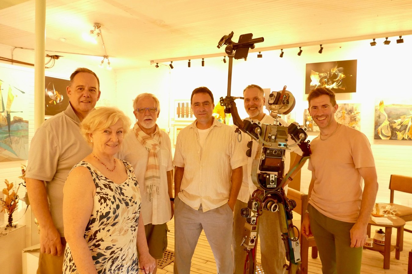 Pierrette Comeau, Alain LeBlond ,Lannïck Dinard, Eric Nado, Sylvain Rivard et le propriétaire M. Nicolas F. Paquin, posant autour de la sculpture-assemblage Selfie Man, d’Éric Nado.