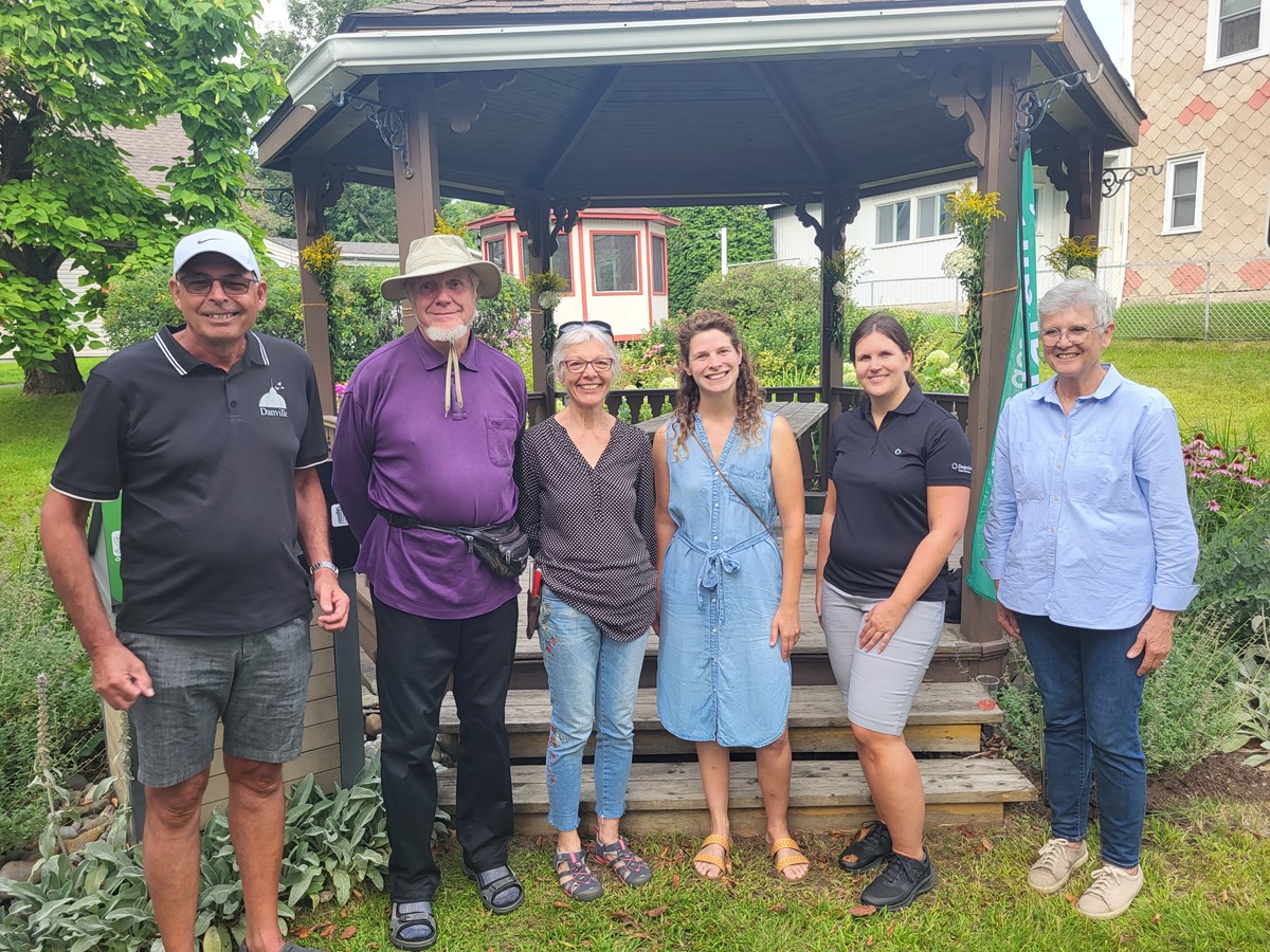 Pierre Jr Grimard, Gilles Parent, Ghislaine Bétit Dubuc, Martina Muller, Marlène Corriveau, présidente du CA de la Caisse et Martine Satre, Mairesse de Danville.