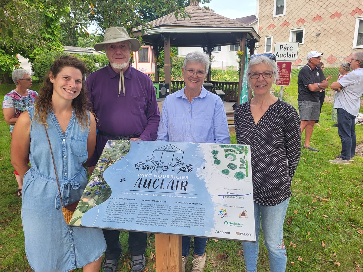 Martina Muller, Gilles Parent, Martine Satre, Mairesse de Danville et Ghislaine Bétit Dubuc.