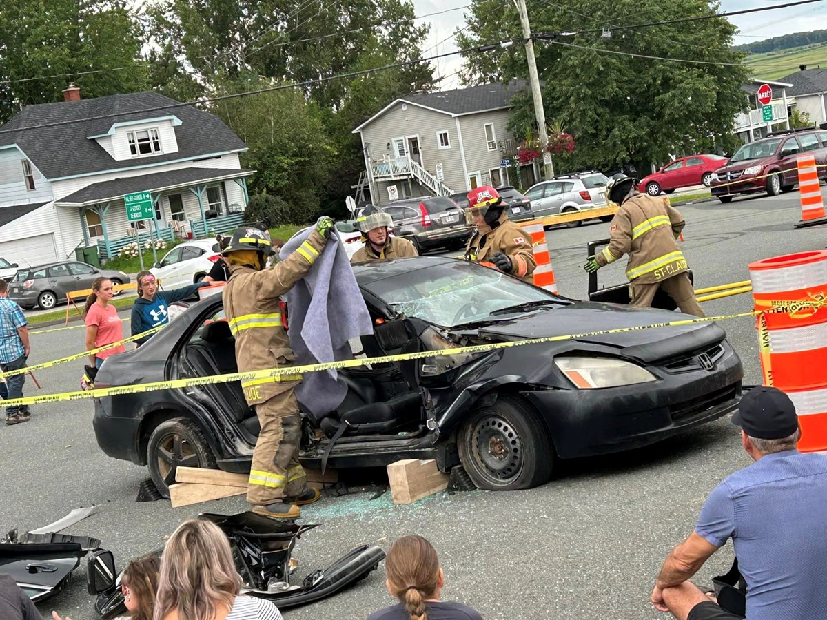 Les pompiers de Saint-Claude ont fait la démonstration des pinces de désincarcération d’un outil dont s’est dotée dernièrement la municipalité.