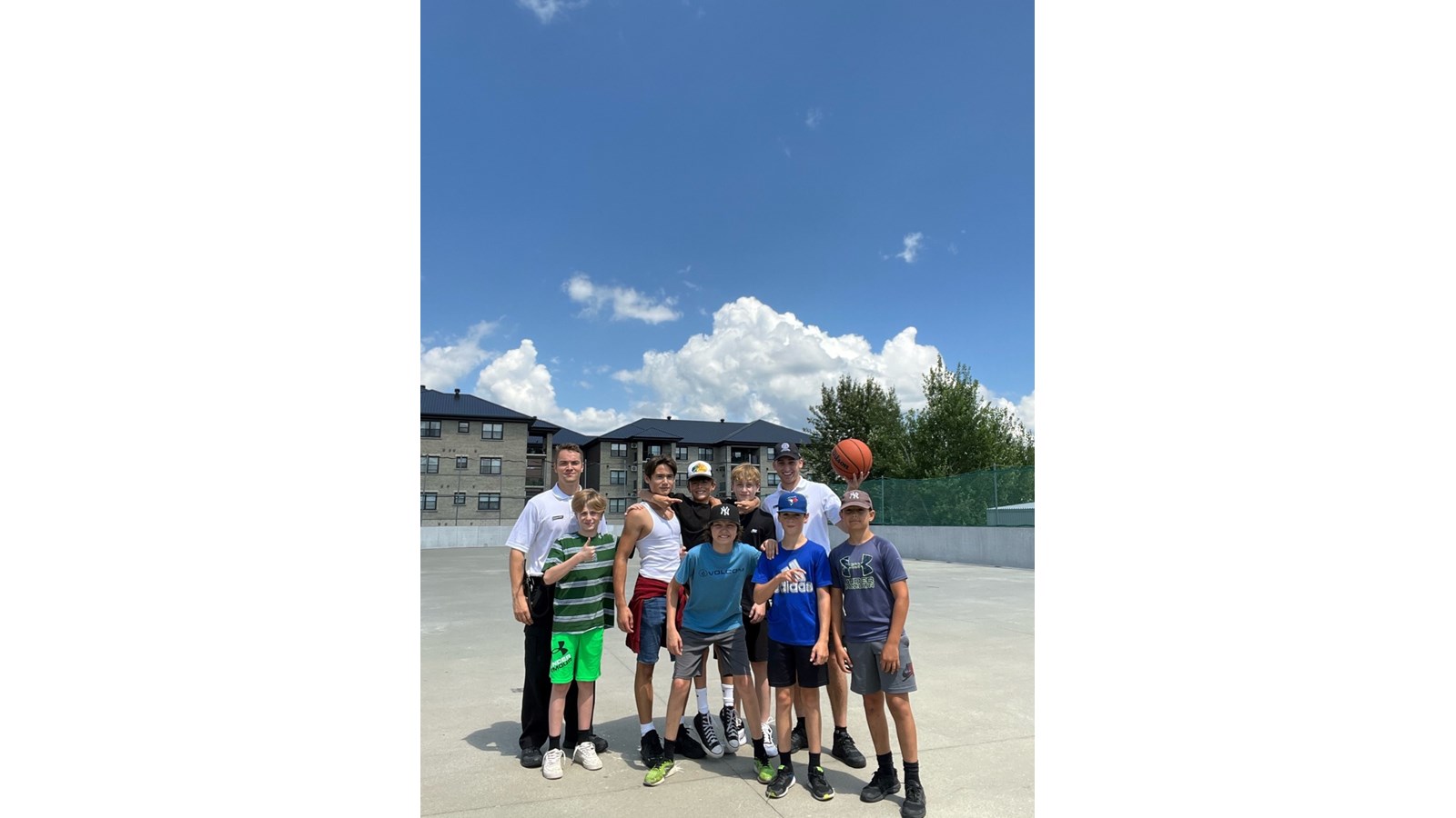 Lors d’activités physiques avec des jeunes de la région.