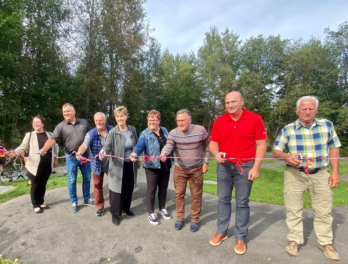 Les dignitaires ont procédé à la traditionnelle coupe de ruban pour la piste à rouleau dans le parc 3R de Stoke.