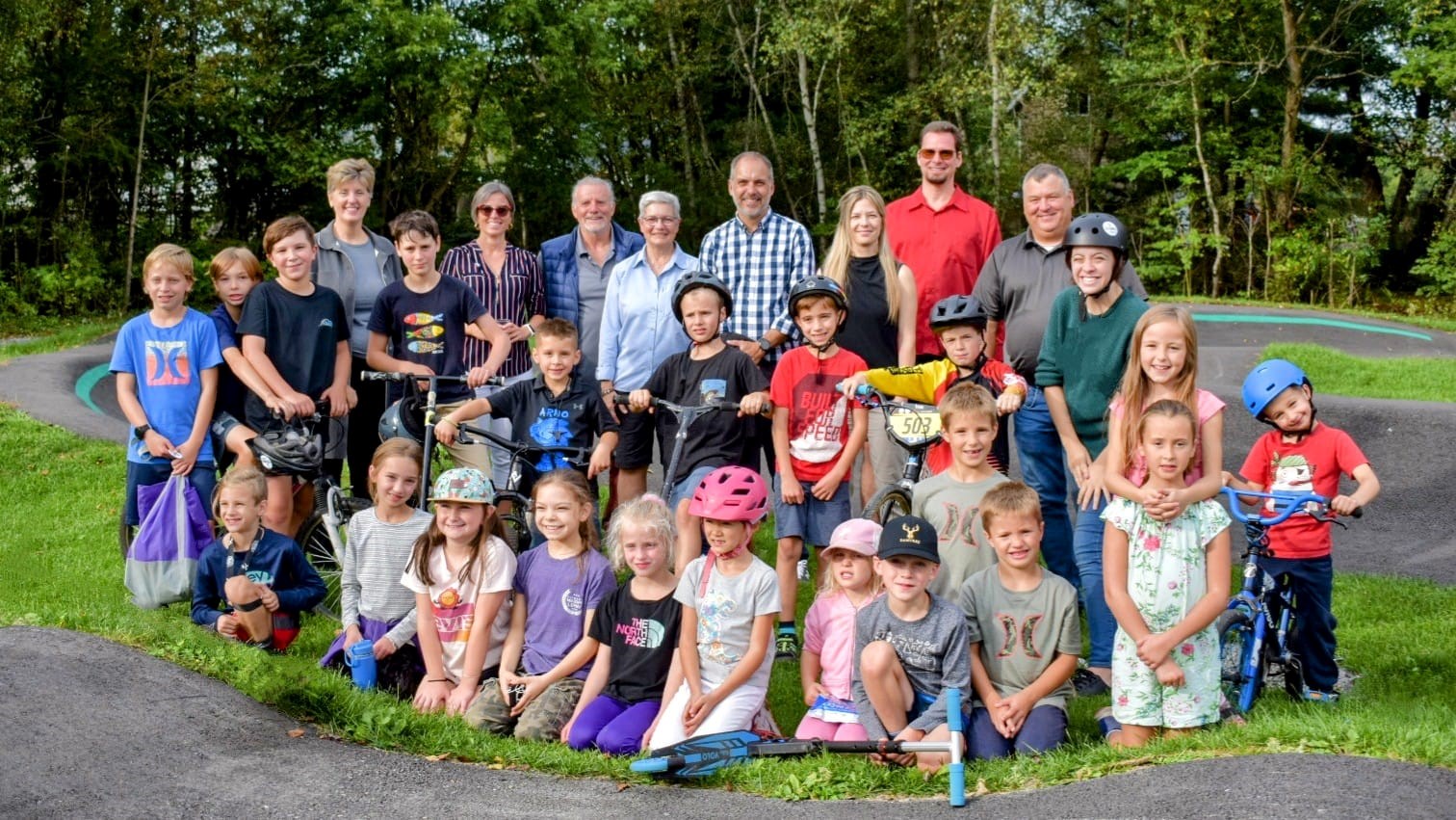 Plusieurs personnes ont pris part à l’inauguration de la piste à rouleau et du sentier multifonctionnel.