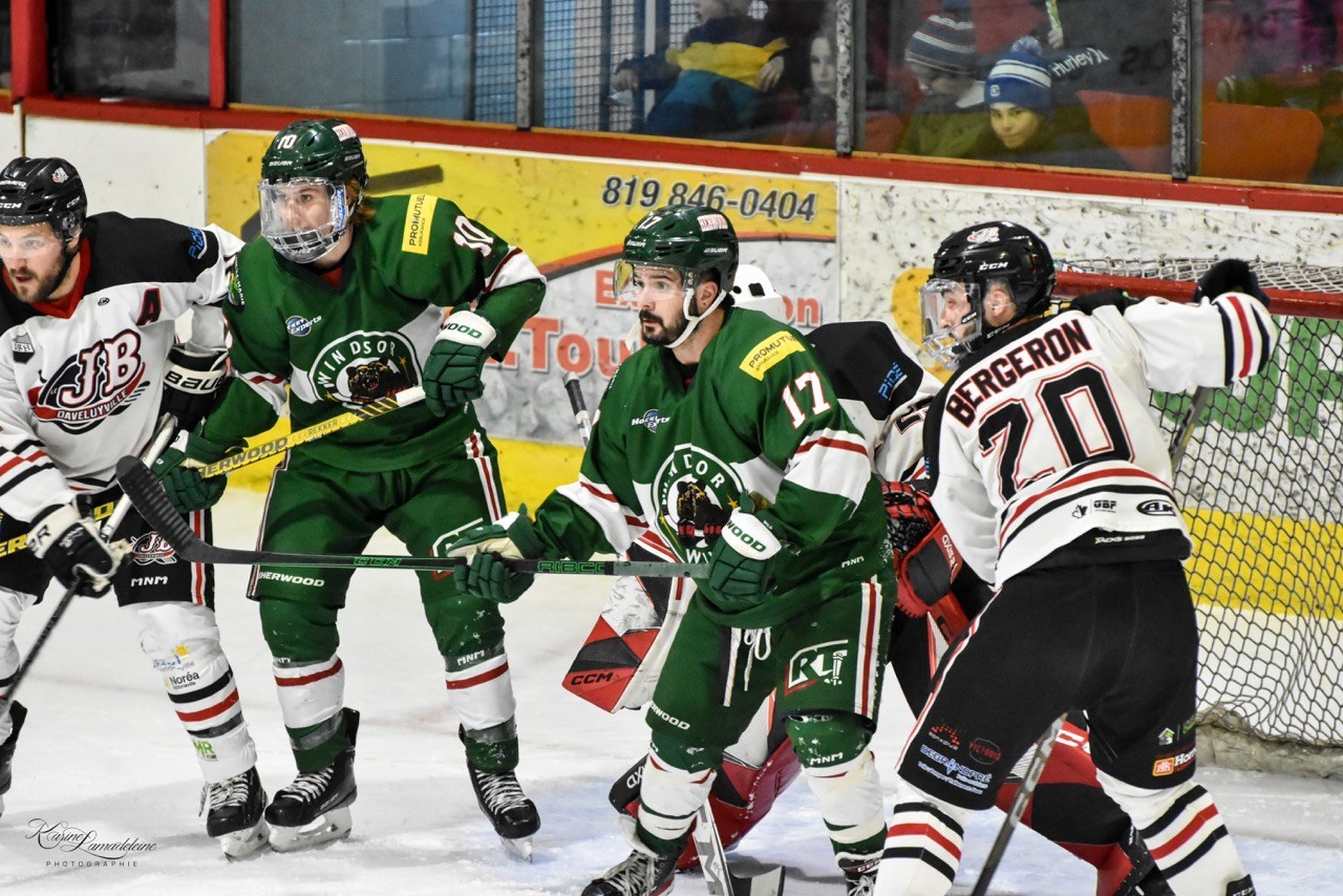 Le Desjardins - Wild de Windsor a subi un revers de 5-3, vendredi soir, contre le JB à Daveluyville lors du premier match de la saison régulière.