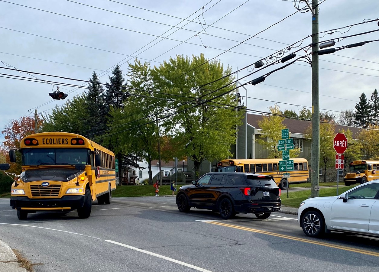 À l’heure actuelle, quatre arrêts obligatoires et un feu clignotant rouge sont installés à cette intersection située à proximité d’une école.
