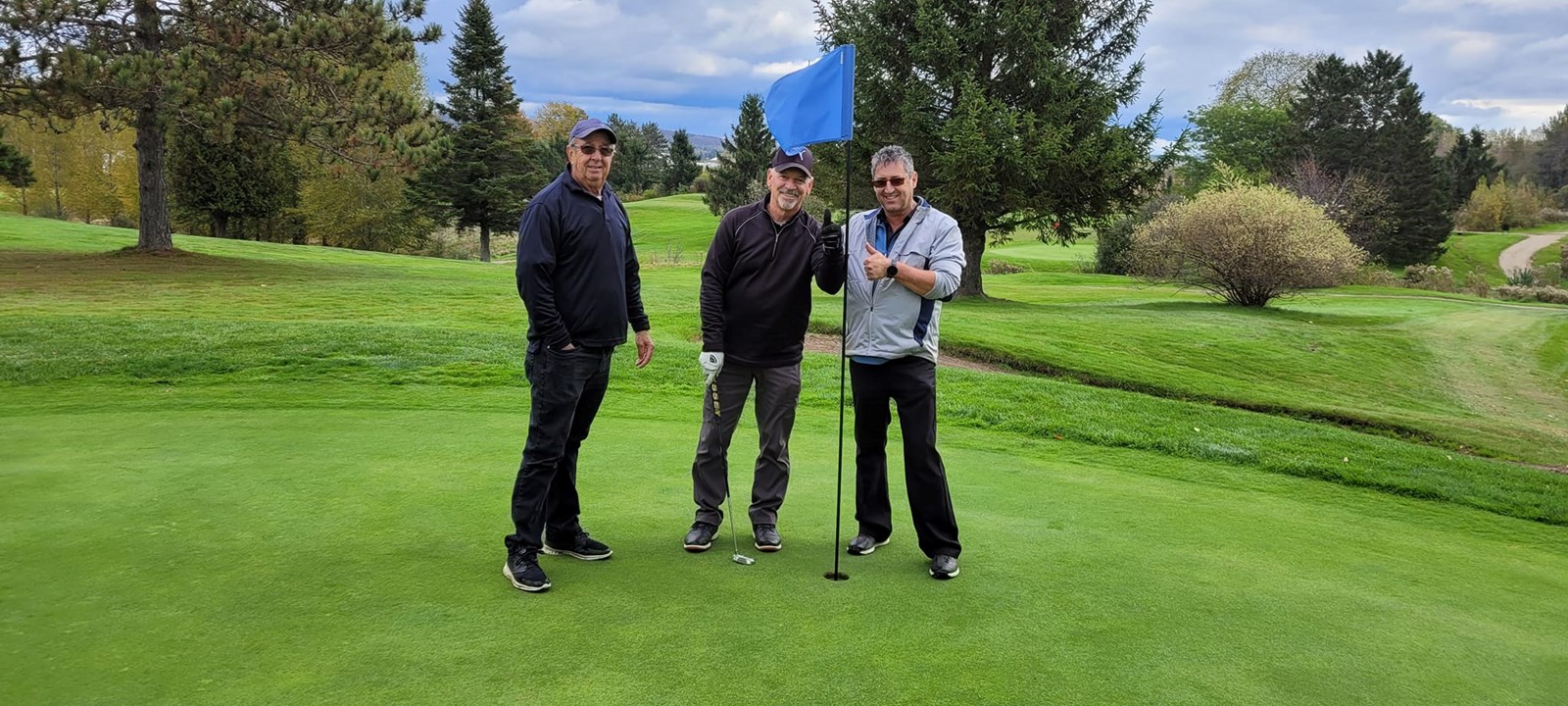 Le 14 octobre dernier, le golfeur, Jean-Louis Huard à réussi un trou d’un coup sur le parcours du club de golf Le Belle-View de Richmond. Il immortalisa l’événement entouré de ses partenaires de jeu, Claude Lefebvre à droite et Ghislain Marcotte à gauche.