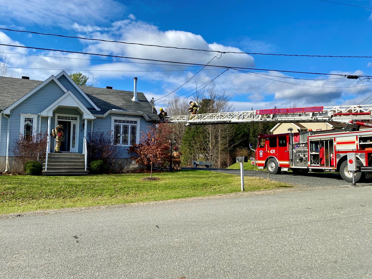 Le propriétaire avait partiellement ralenti la progression du feu avant l’arrivée des pompiers.