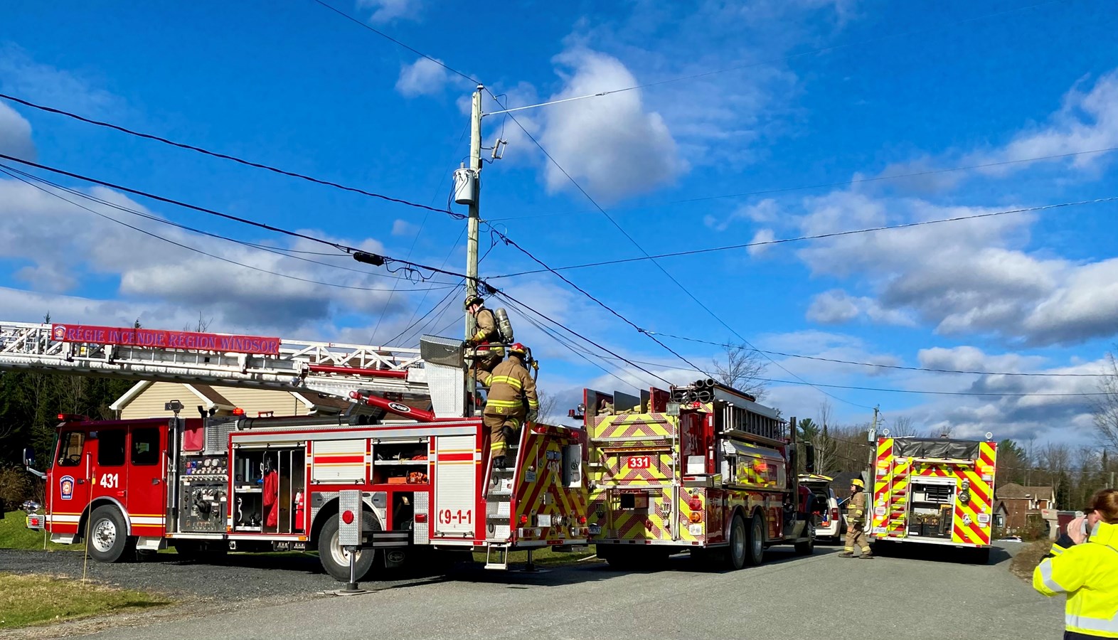 L’appel a été reçu à 13 h 30. Les deux casernes de la Régie intermunicipale d’incendie de la région de Windsor ont alors répondu en alerte générale.