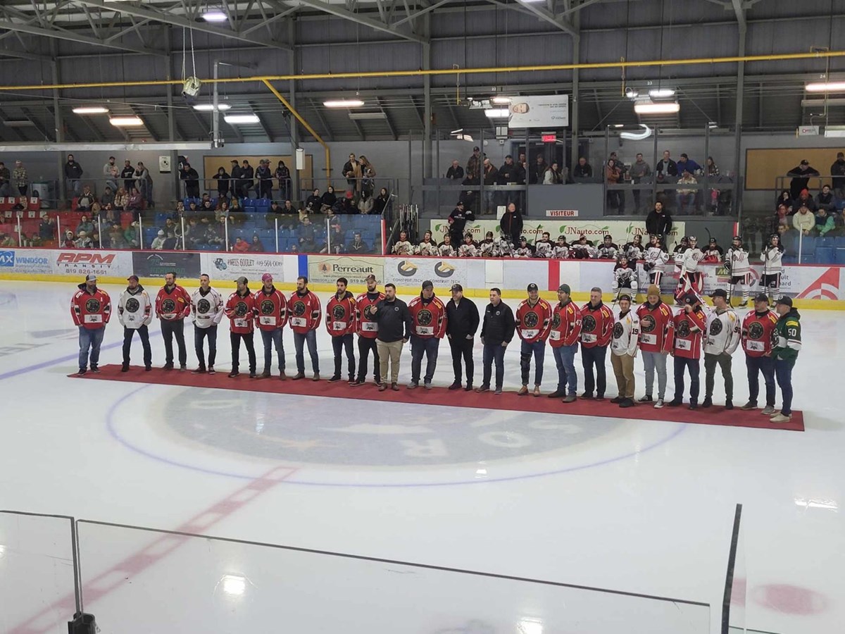 Avant le match, un hommage à la dixième saison du Desjardins — Wild a été rendu avec la présence de plusieurs anciens membres de la formation.