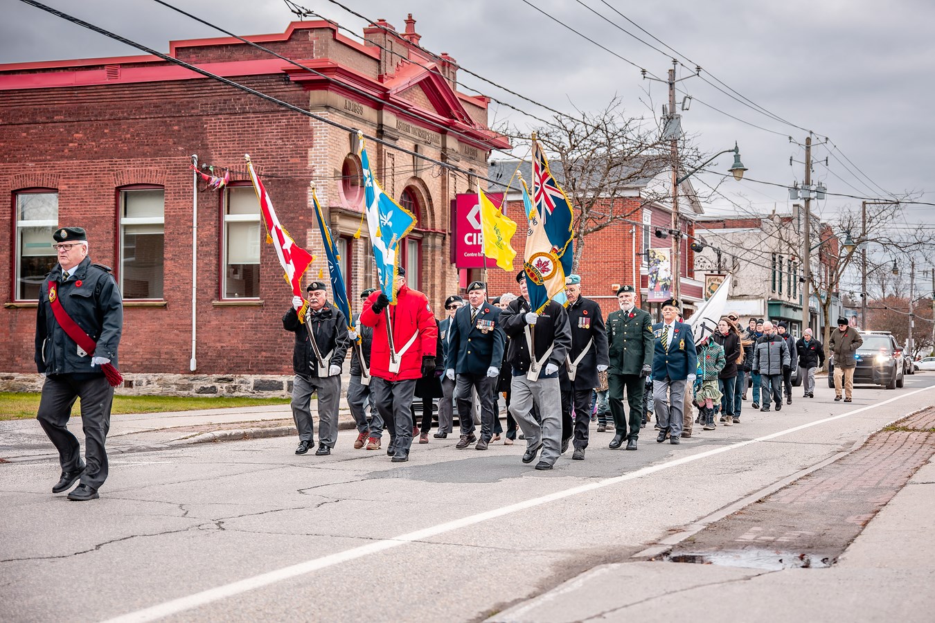 Une parade est partie de la Légion canadienne, au 235, rue du Collège Nord, pour se rendre en silence au cénotaphe du centre-ville où la cérémonie a pris son envol à 11 h.