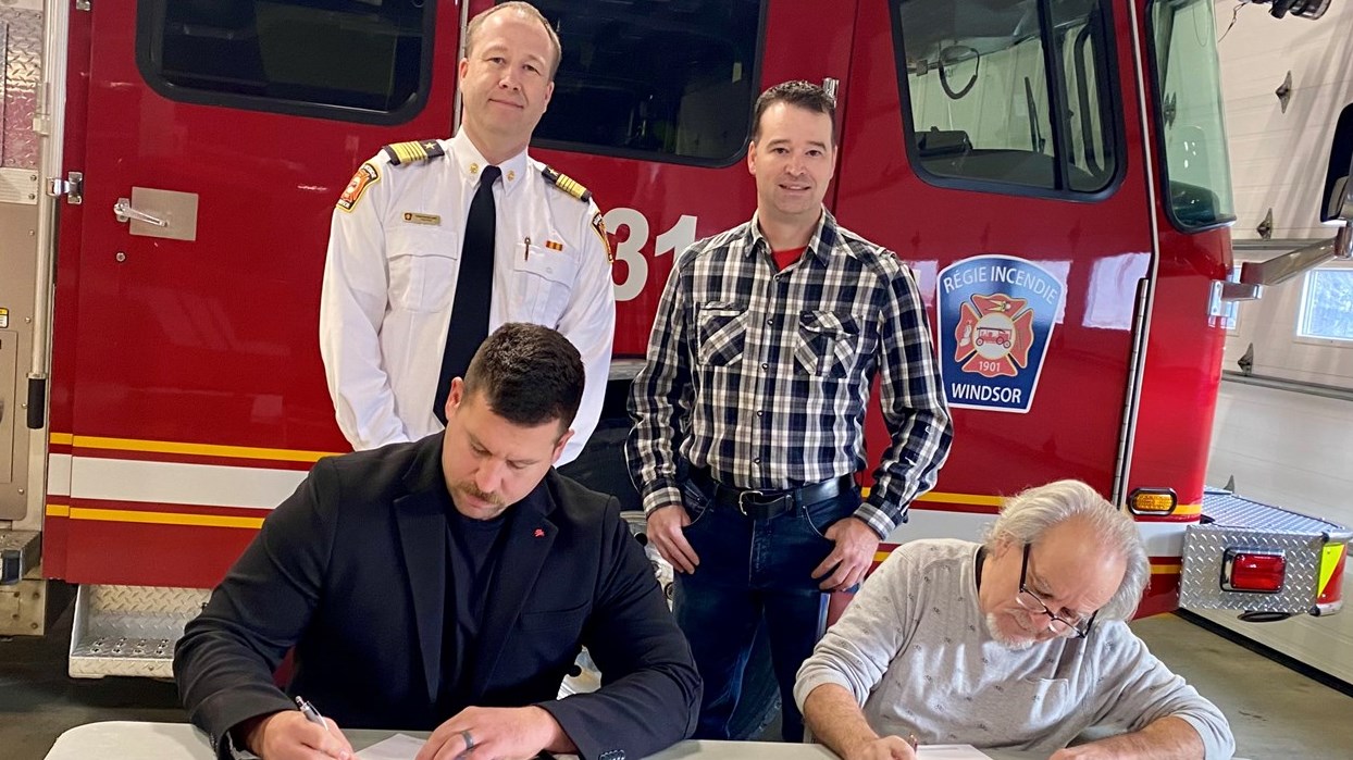 La Ville et le syndicat ont signé, vendredi, la convention collective. Sur la photo, on reconnaît Étienne Leclerc, président du syndicat, Gaétan Graveline, conseiller à la Ville de Windsor, Christopher Gray, directeur de la Régie intermunicipale d’incendie de la région de Windsor, et Vincent Léveillé, secrétaire-archiviste au syndicat.