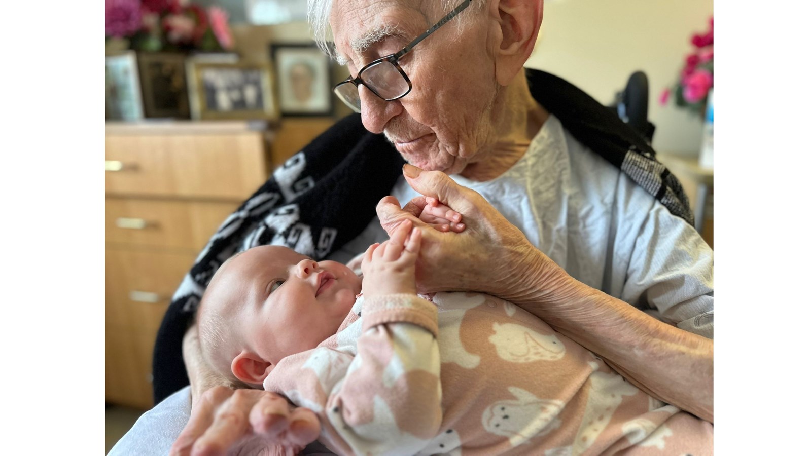 Eugène Marceau et son arrière petite nièce Zoya Davies-Marceau, née le 15 août 2023. Ils ont 100 ans de différence, photo prise lors d’une visite à la résidence le 3 décembre 2023. 