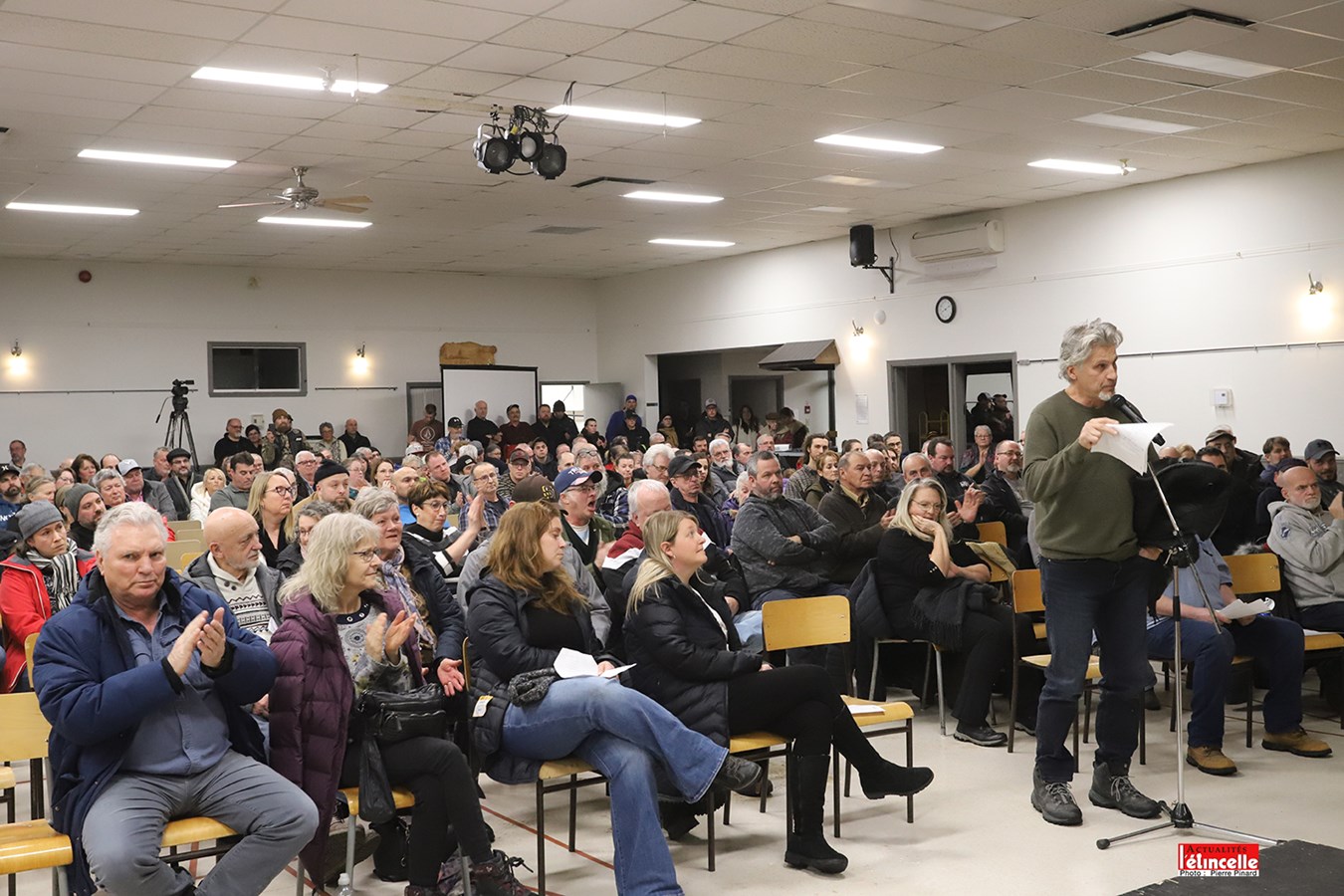 La salle du centre communautaire était bondée. Durant plus de trois heures, les contribuables ont défilé devant le micro pour poser leurs questions en lien avec cette augmentation substantielle.