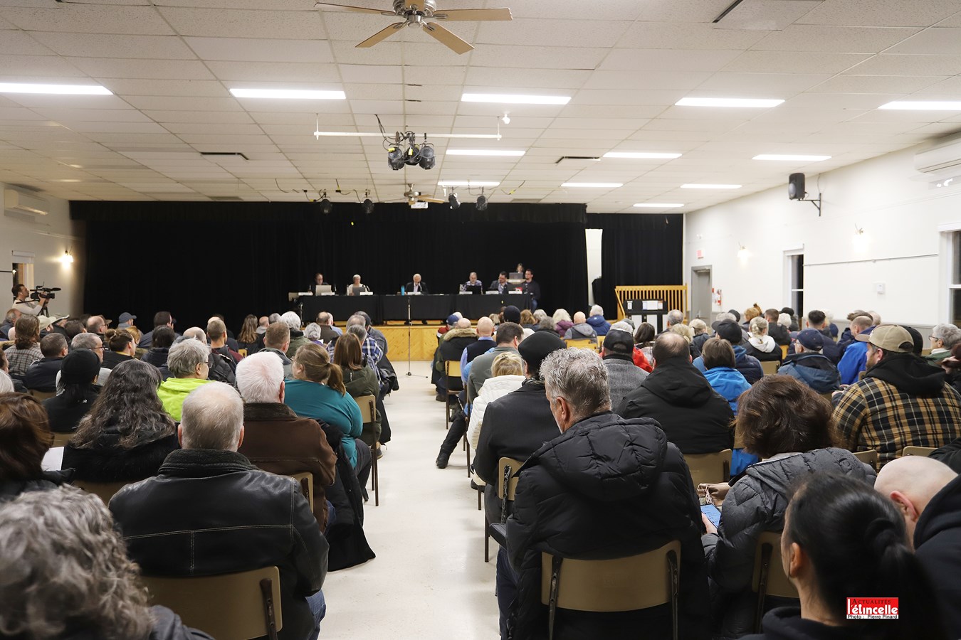 Environ 250 personnes ont pris part à la séance du conseil lundi soir à Stoke.