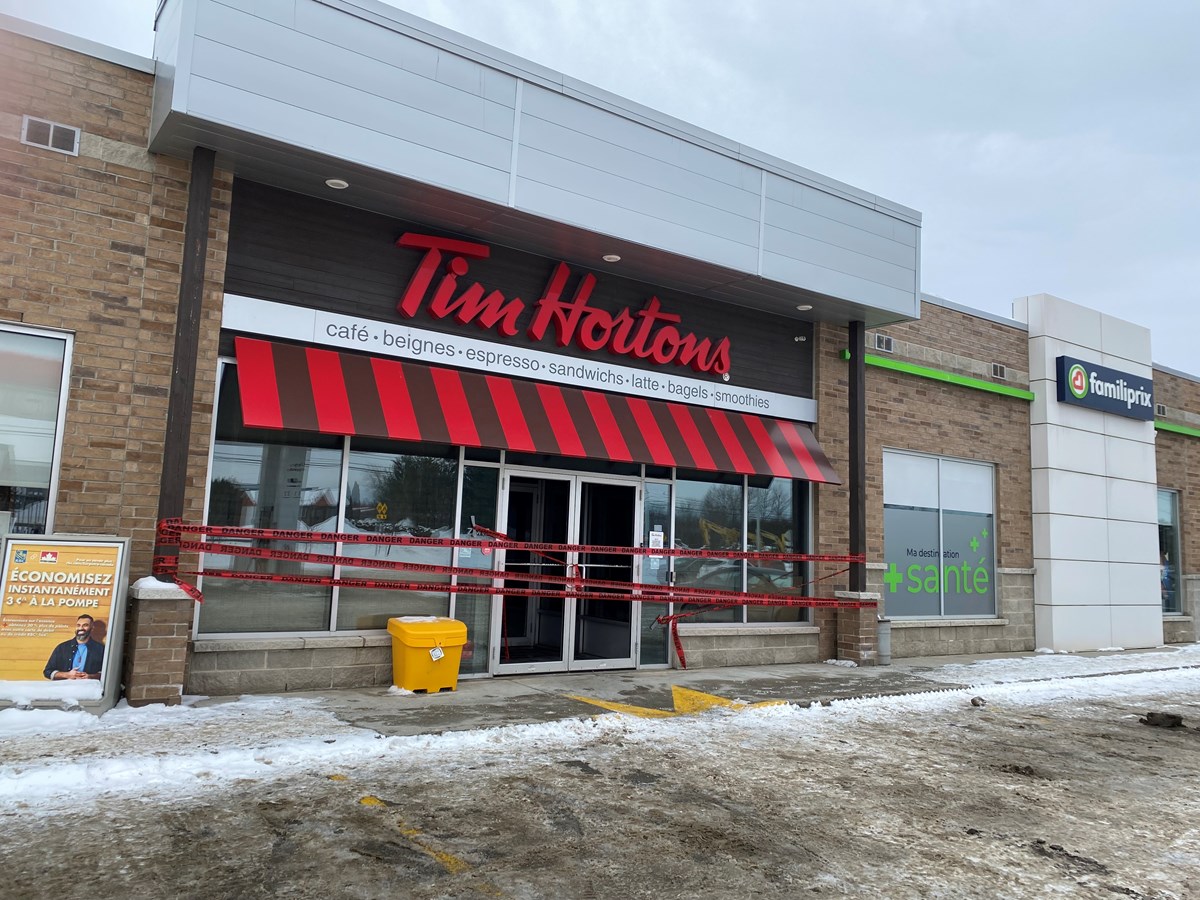 Samedi soir, le Tim Hortons de Saint-Denis-de-Brompton a été la proie des flammes.
